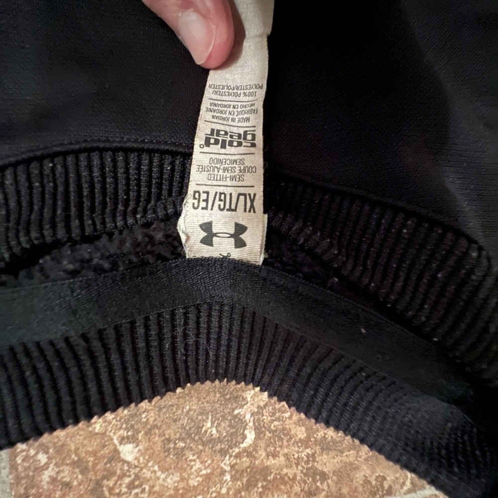 UNDER ARMOUR jogging suit in a XL . It’s navy blue w/Pink and white lettering